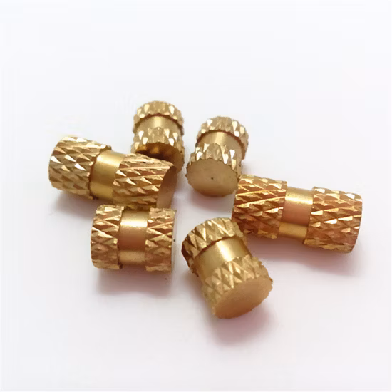 El moleteado de latón de los accesorios de latón que trabaja a máquina CNC inserta el buje